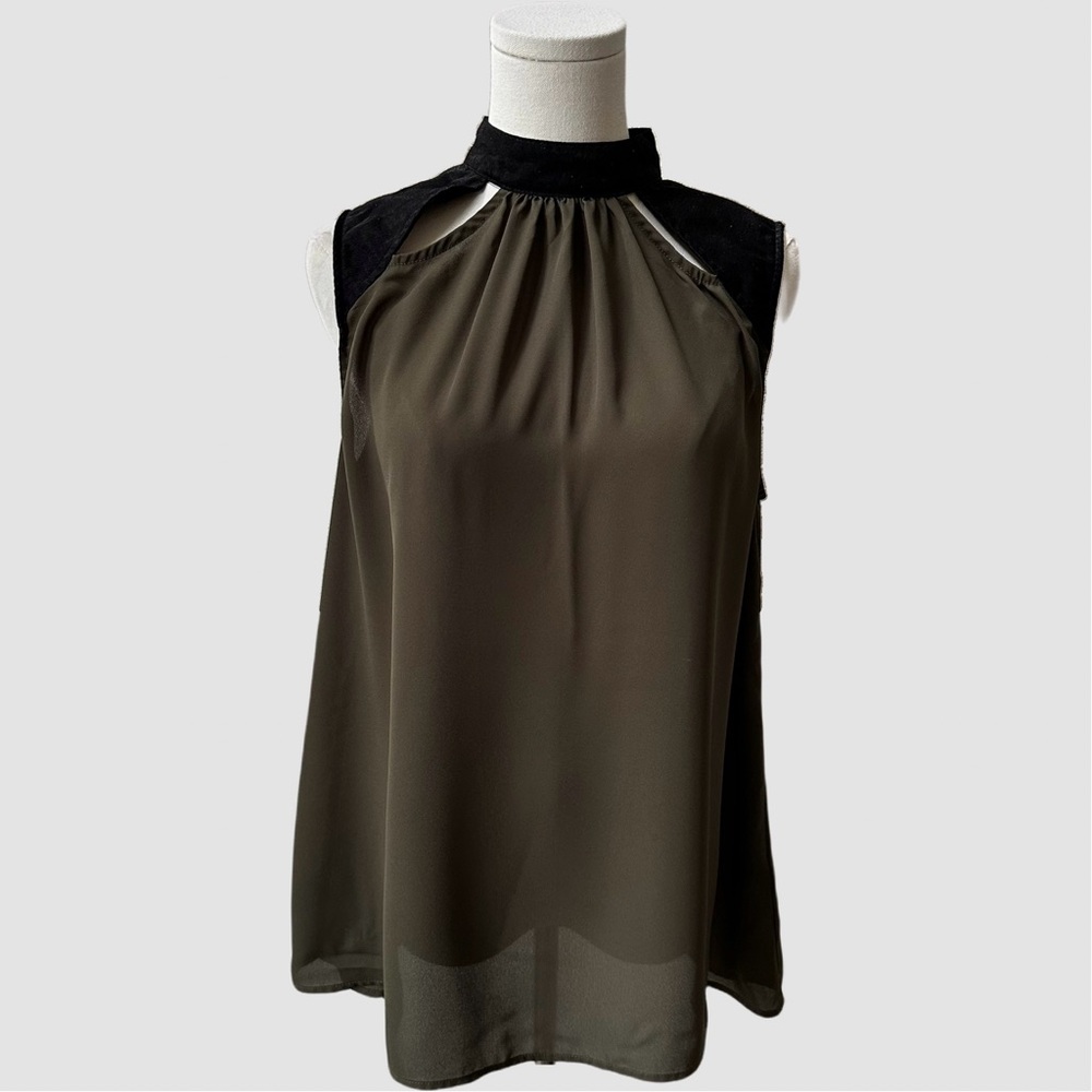 Very J Sleeveless Open Back Blouse in Olive